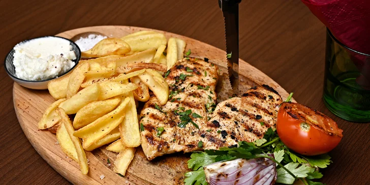 Arabský mix gril pro jednoho i partu: jehněčí, kuřecí i hovězí maso a zelenina