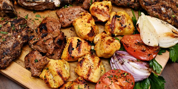 Arabský mix gril pro jednoho i partu: jehněčí, kuřecí i hovězí maso a zelenina