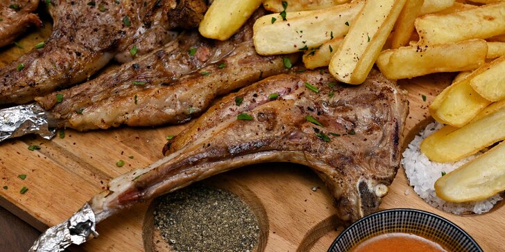 Arabský mix gril pro jednoho i partu: jehněčí, kuřecí i hovězí maso a zelenina