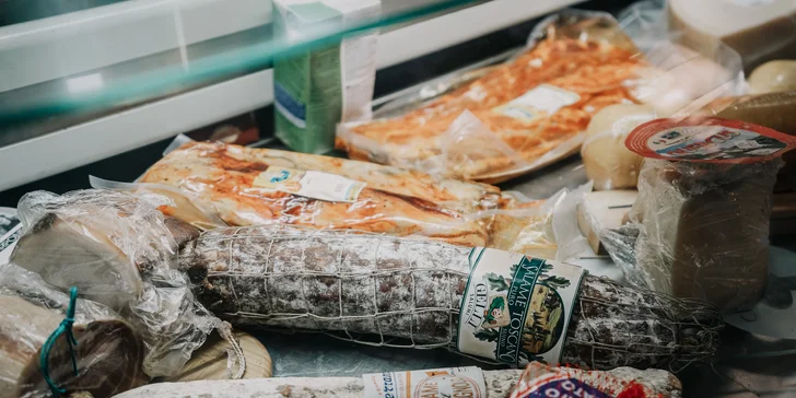 Menu v italské restauraci: krevety s rukolou i pancetta na balsamikovém octu