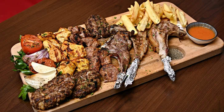 Arabský mix gril pro jednoho i partu: jehněčí, kuřecí i hovězí maso a zelenina