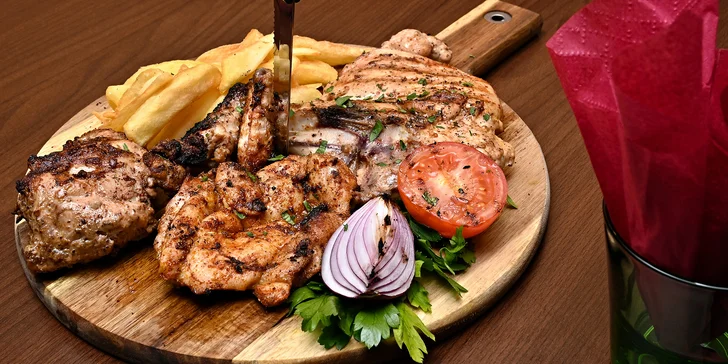 Arabský mix gril pro jednoho i partu: jehněčí, kuřecí i hovězí maso a zelenina