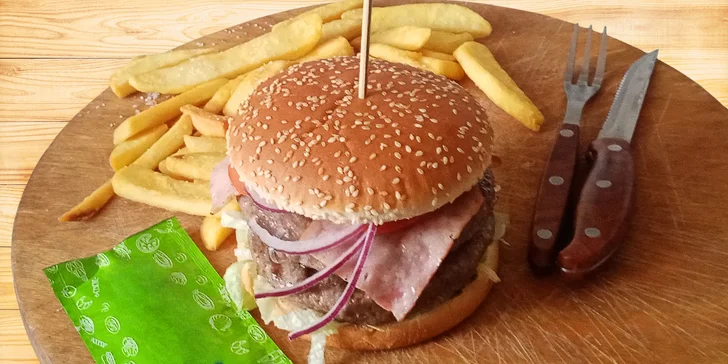 Parádní burgery ve výhodných menu. Dáte si je s nápojem nebo radši s hranolky a zmrzlinou?