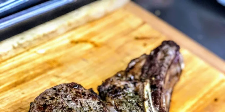 Exkluzivní vyzrálý hovězí steak z lokální farmy: T-Bone nebo Tomahawk