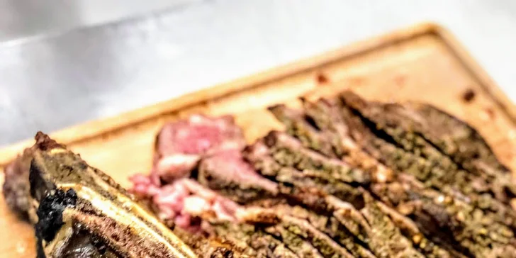 Exkluzivní vyzrálý hovězí steak z lokální farmy: T-Bone nebo Tomahawk