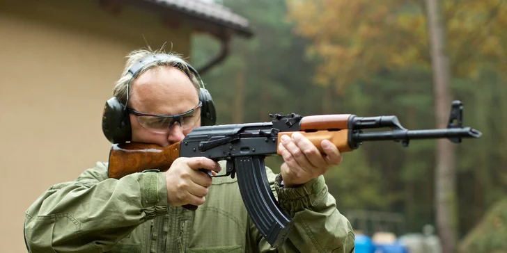 30min. projížďka v BVP a střelba z AK-47 nebo VZ-58 i prohlídka vozového parku vojenské techniky