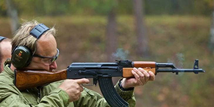 30min. projížďka v BVP a střelba z AK-47 nebo VZ-58 i prohlídka vozového parku vojenské techniky