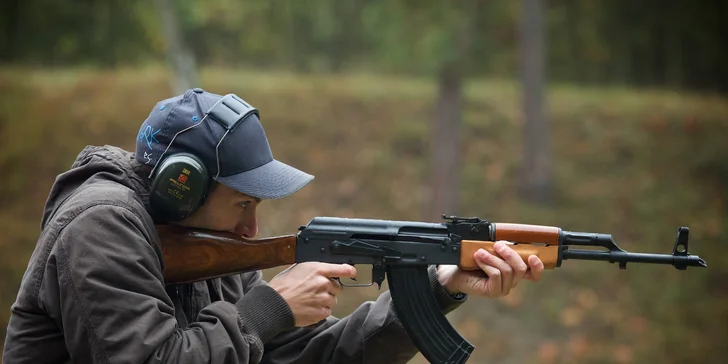 30min. projížďka v BVP a střelba z AK-47 nebo VZ-58 i prohlídka vozového parku vojenské techniky