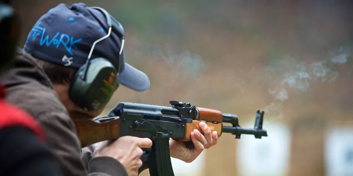 30min. projížďka v BVP a střelba z AK-47 nebo VZ-58 i prohlídka vozového parku vojenské techniky