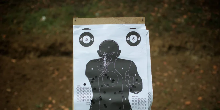30min. projížďka v BVP a střelba z AK-47 nebo VZ-58 i prohlídka vozového parku vojenské techniky