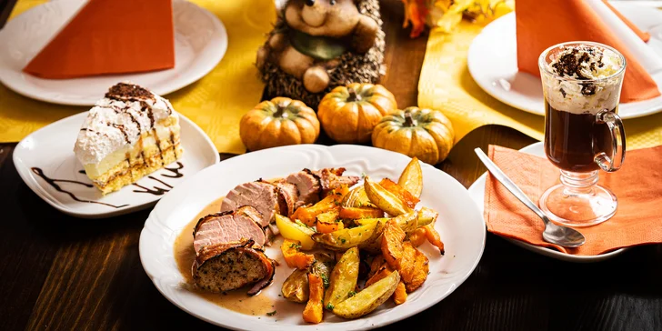 Menu pro 1 či 2 osoby: polévka, panenka se slaninou a kaštanovou omáčkou, dýňové brambory a koláč