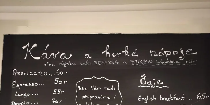 Klasická i bezlepková vafle zdobená ovocem, karamelem nebo zmrzlinou a horký nápoj