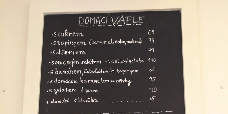 Klasická i bezlepková vafle zdobená ovocem, karamelem nebo zmrzlinou a horký nápoj
