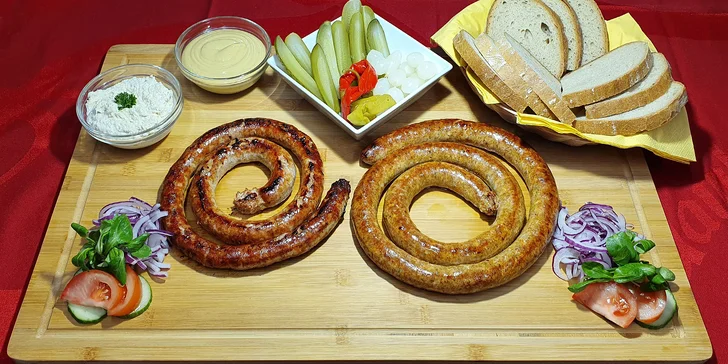Jídlo i zábava: 2 metry domácí opékané klobásy z grilu i s hodinkou bowlingu