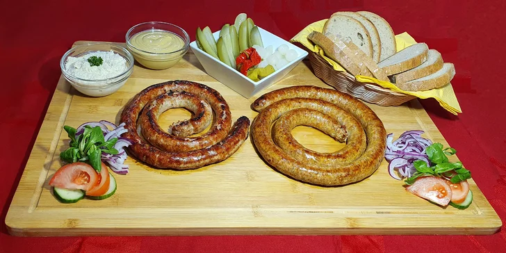 Jídlo i zábava: 2 metry domácí opékané klobásy z grilu i s hodinkou bowlingu