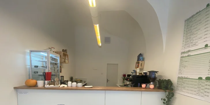 Zahřejte se: horká jablečná šťáva se skořicí pro dvě osoby