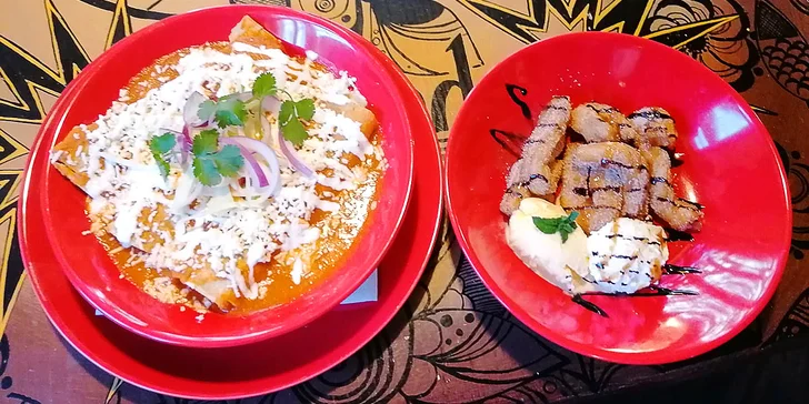 Mexická večeře pro dva: naducané enchiladas s kuřecím a churros s karamelem a čokoládou