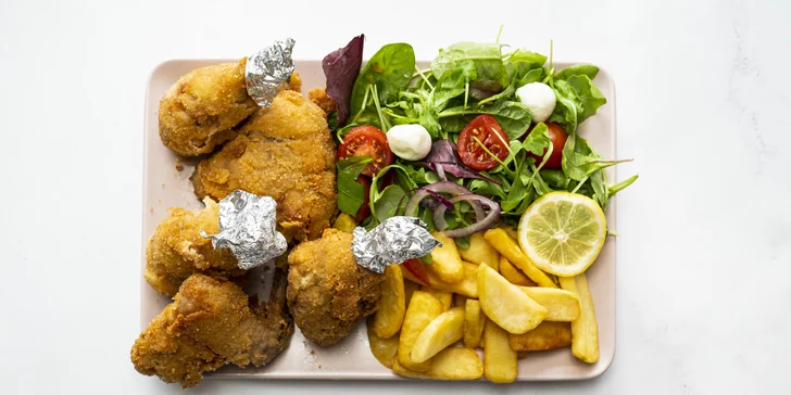 Kuřecí boxy s hranolky, salátem, americkými brambory a dresinkem