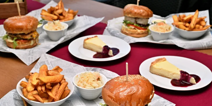 Posezení u Karlova mostu: burger podle výběru, hranolky, salát a cheesecake