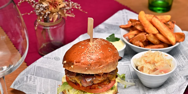 Posezení u Karlova mostu: burger podle výběru, hranolky, salát a cheesecake