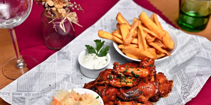 Menu pro dva s výhledem na Karlův most: pečená žebra nebo křídla a bramborové lupínky