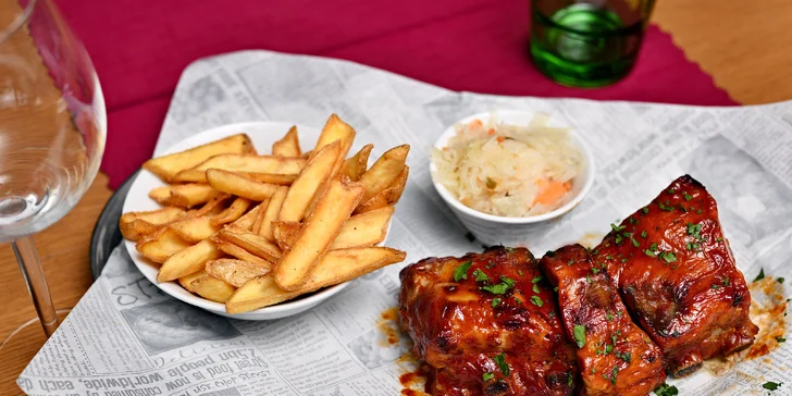 Menu pro dva s výhledem na Karlův most: pečená žebra nebo křídla a bramborové lupínky