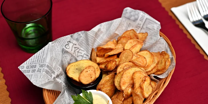 Menu pro dva s výhledem na Karlův most: pečená žebra nebo křídla a bramborové lupínky