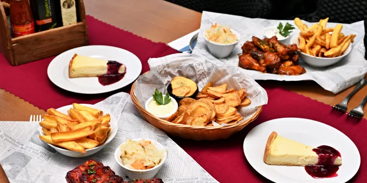 Menu pro dva s výhledem na Karlův most: pečená žebra nebo křídla a bramborové lupínky