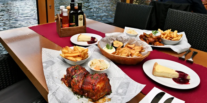 Menu pro dva s výhledem na Karlův most: pečená žebra nebo křídla a bramborové lupínky