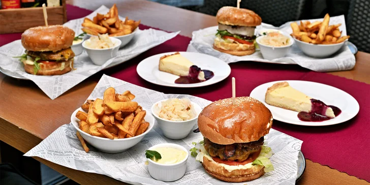 Posezení u Karlova mostu: burger podle výběru, hranolky, salát a cheesecake