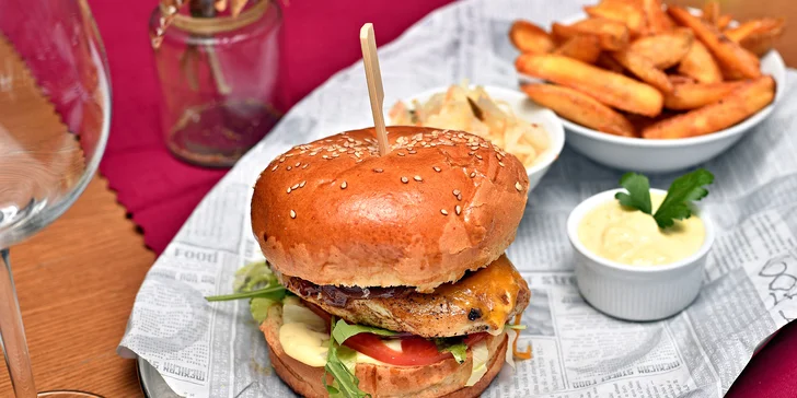 Posezení u Karlova mostu: burger podle výběru, hranolky, salát a cheesecake