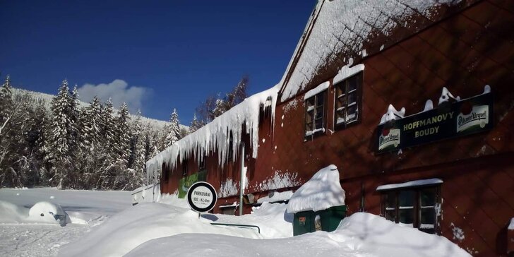 Ve dvou do Krkonoš: pobyt v horské boudě v centru skiareálu Černá hora, snídaně a slevová karta