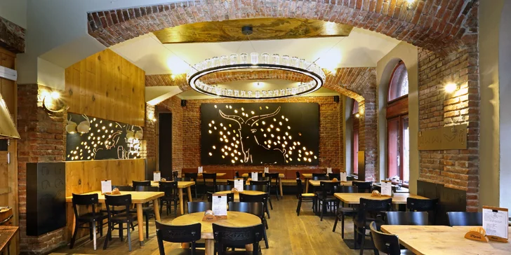 Tatarák nebo hermelín a pivo v restauraci Kozlovna v centru Prahy