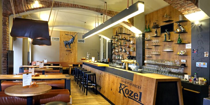Tatarák nebo hermelín a pivo v restauraci Kozlovna v centru Prahy
