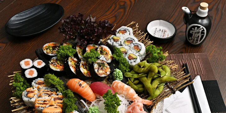 Sushi sety až 33 ks s rybami i vege a k nim edamame a wakame i kimchi