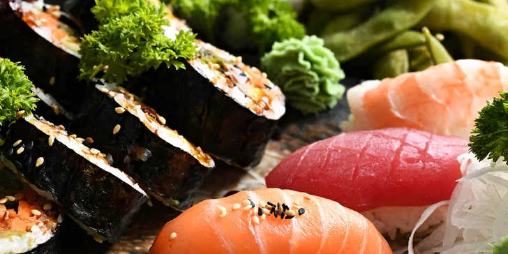 Sushi sety až 33 ks s rybami i vege a k nim edamame a wakame i kimchi