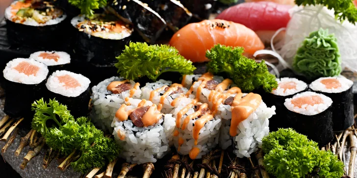 Sushi sety až 33 ks s rybami i vege a k nim edamame a wakame i kimchi