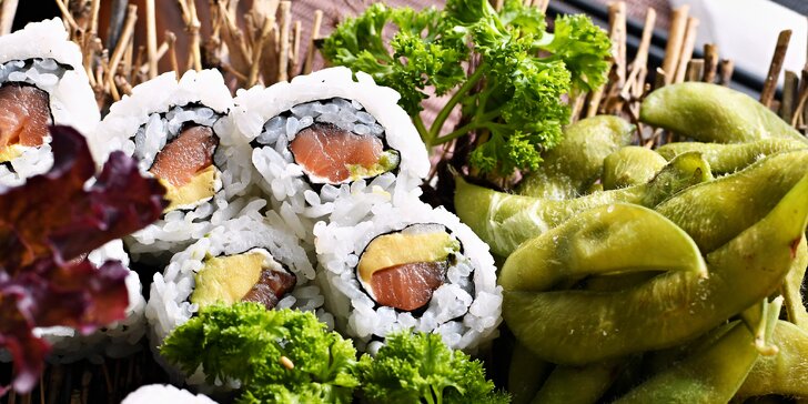Sushi sety až 33 ks s rybami i vege a k nim edamame a wakame i kimchi