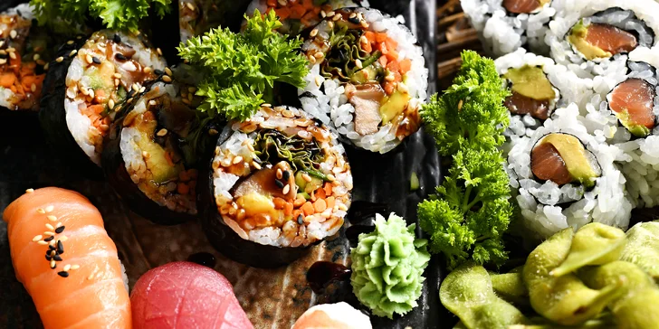Sushi sety až 33 ks s rybami i vege a k nim edamame a wakame i kimchi