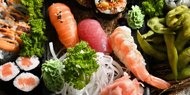 Sushi sety až 33 ks s rybami i vege a k nim edamame a wakame i kimchi