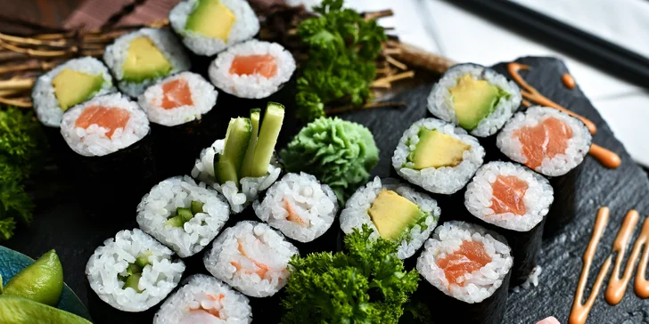 Sushi sety až 33 ks s rybami i vege a k nim edamame a wakame i kimchi