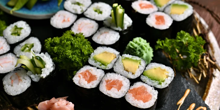 Sushi sety až 33 ks s rybami i vege a k nim edamame a wakame i kimchi