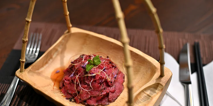 Asijské menu pro dva: salát z manga či s hovězím, vývar s nudlemi, kachní steak i dezert dle výběru