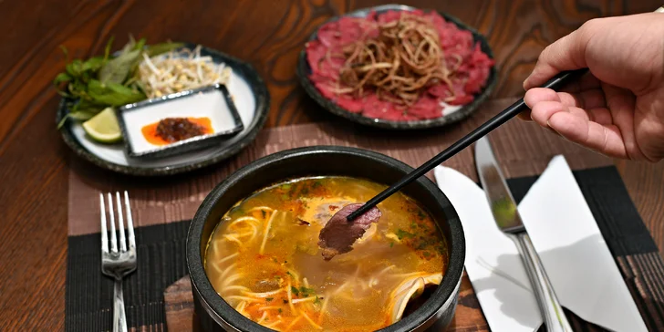 Asijské menu pro dva: salát z manga či s hovězím, vývar s nudlemi, kachní steak i dezert dle výběru