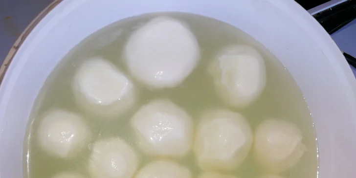 Dárkový poukaz na kurz výroby sýrů: čerstvé i zrající sýry, korbáčky, mozzarella a další