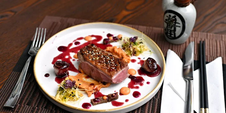 Asijské menu pro dva: salát z manga či s hovězím, vývar s nudlemi, kachní steak i dezert dle výběru