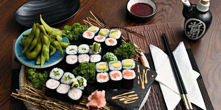 Sushi sety až 33 ks s rybami i vege a k nim edamame a wakame i kimchi