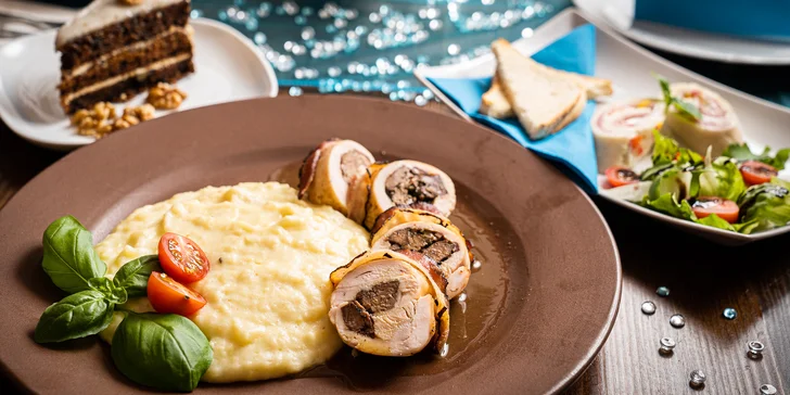 Novoroční menu pro 1 či 2 osoby: krůtí roláda s játry i ořechový koláč