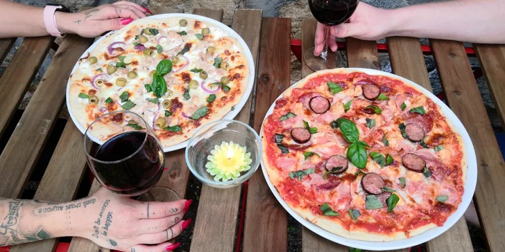 Dvě pizzy o průměru 30 cm podle výběru a limonáda, pivo či víno