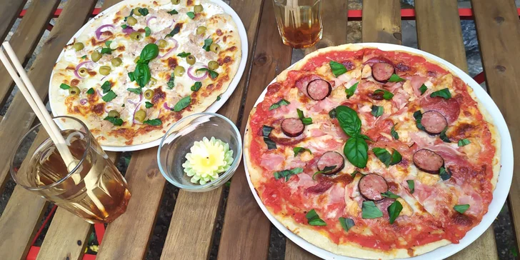 Dvě pizzy o průměru 30 cm podle výběru a limonáda, pivo či víno
